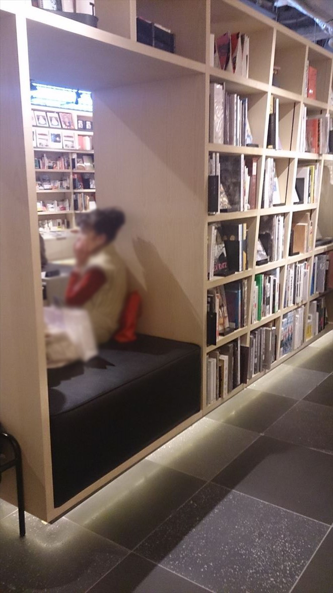 銀座蔦屋書店本棚ベンチ